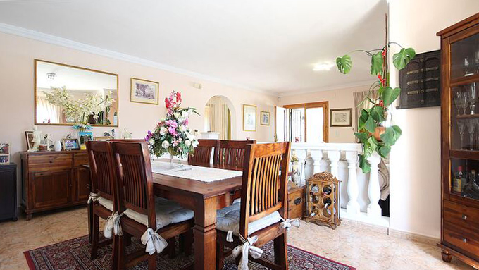 Mooie familievilla te koop in Orba, Villa Shaima