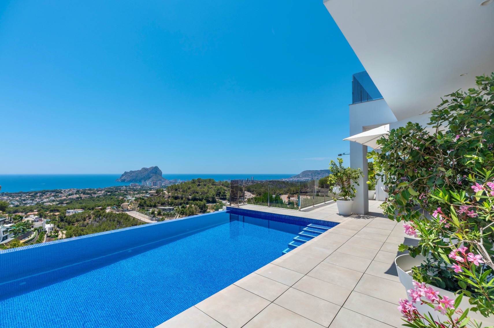 Villa op een heuveltop in Benissa met panoramisch uitzicht op zee, Villa Ionelia