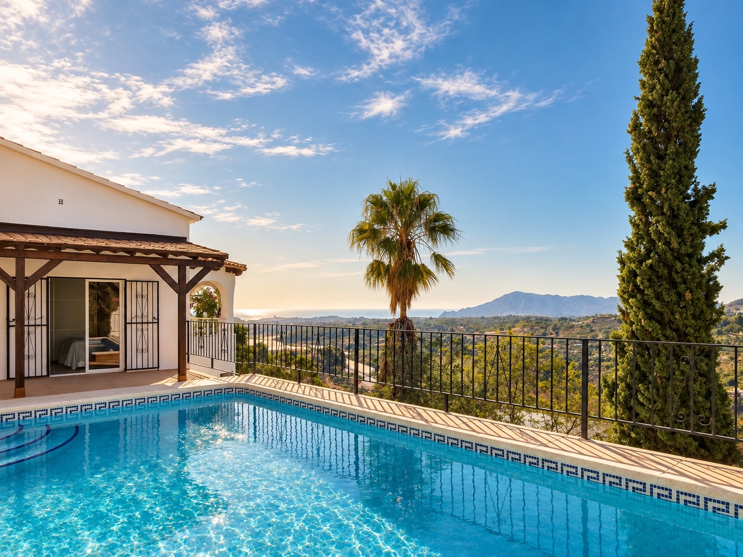 Vrijstaande villa met panoramisch uitzicht op de bergen en richting zee, Villa Cheyenne
