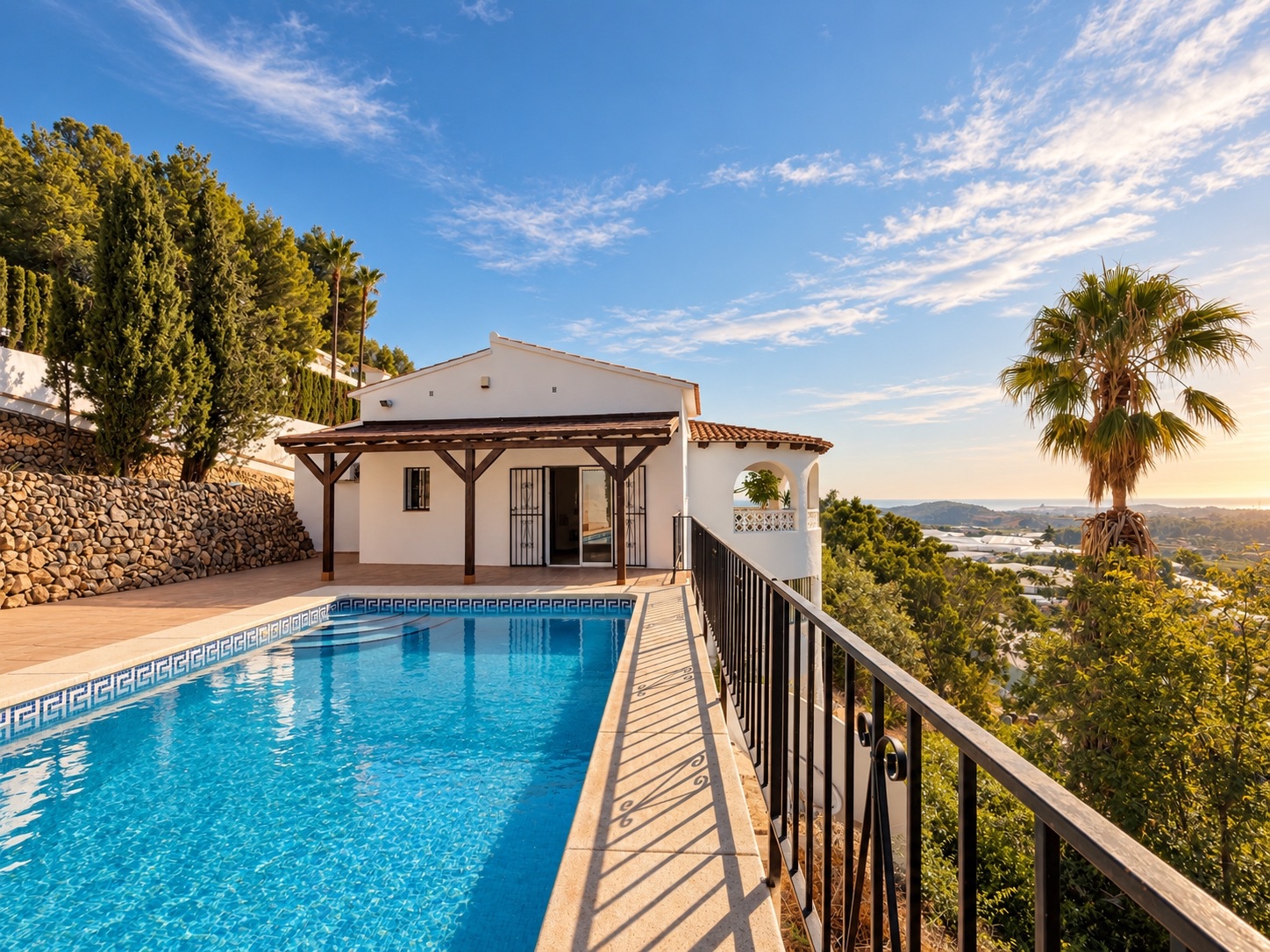 Vrijstaande villa met panoramisch uitzicht op de bergen en richting zee, Villa Cheyenne